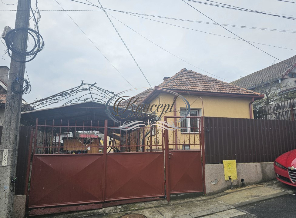 Casa solida cu teren drept si pozitie retrasa