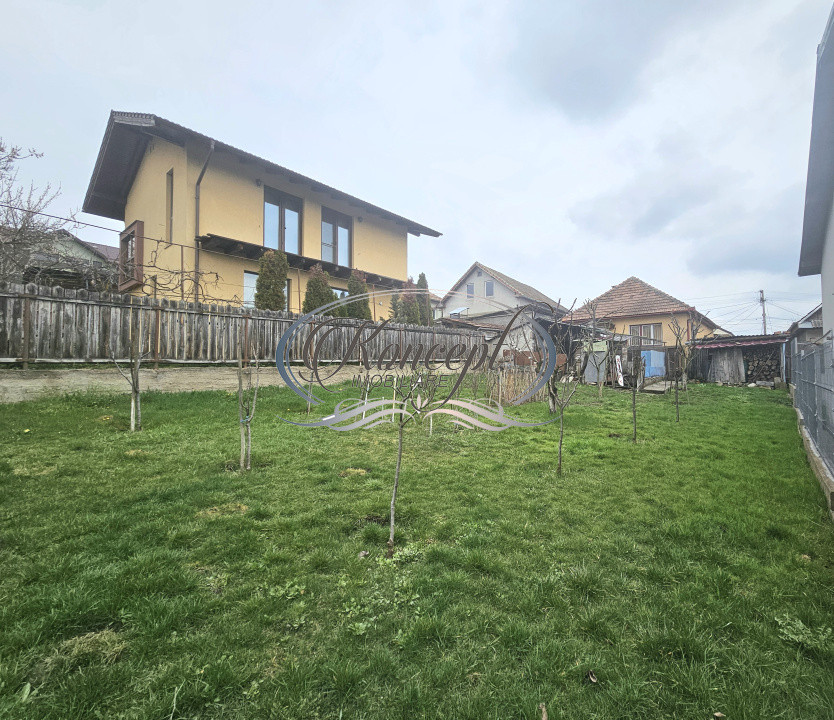 Casa solida cu teren drept si pozitie retrasa