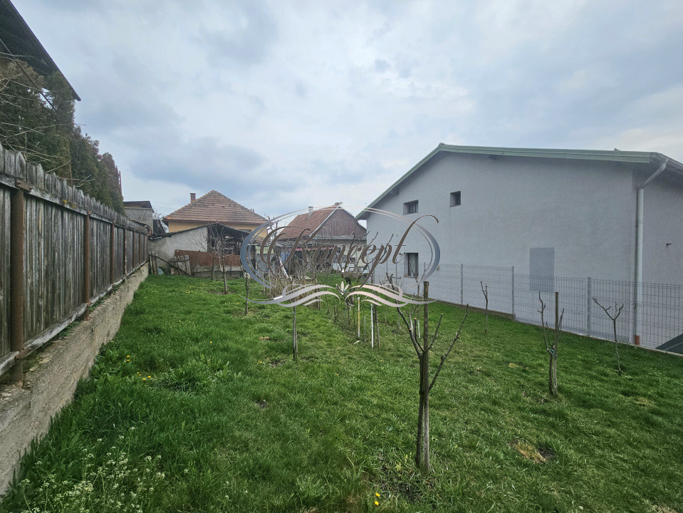 Casa solida cu teren drept si pozitie retrasa