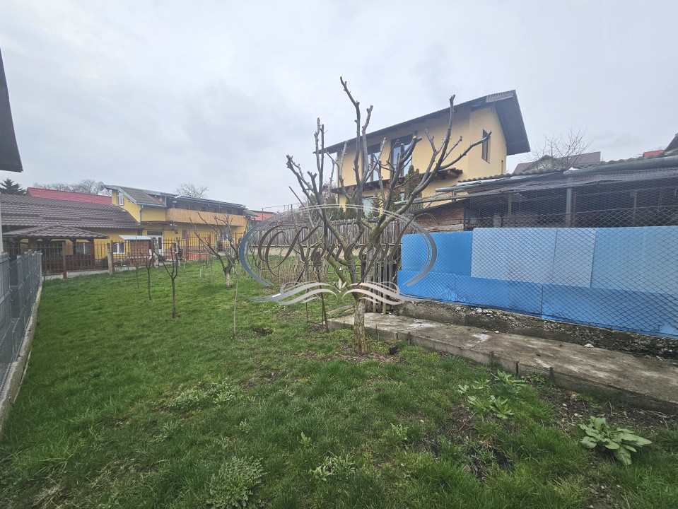 Casa solida cu teren drept si pozitie retrasa