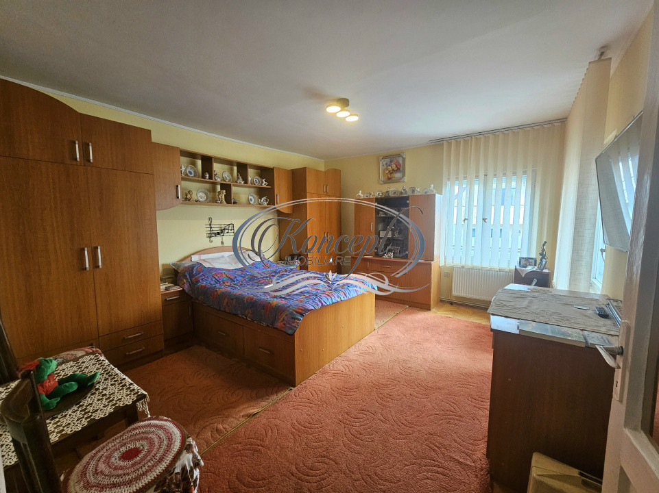 Casa solida cu teren drept si pozitie retrasa