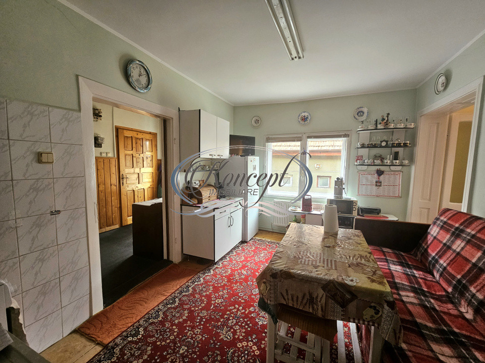 Casa solida cu teren drept si pozitie retrasa