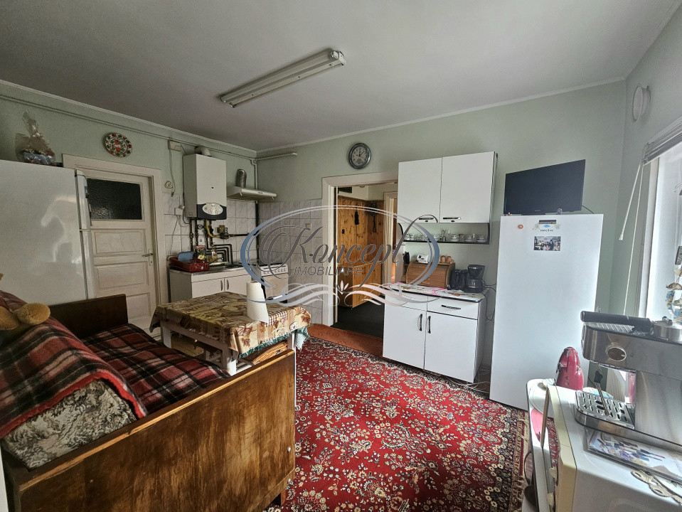 Casa solida cu teren drept si pozitie retrasa