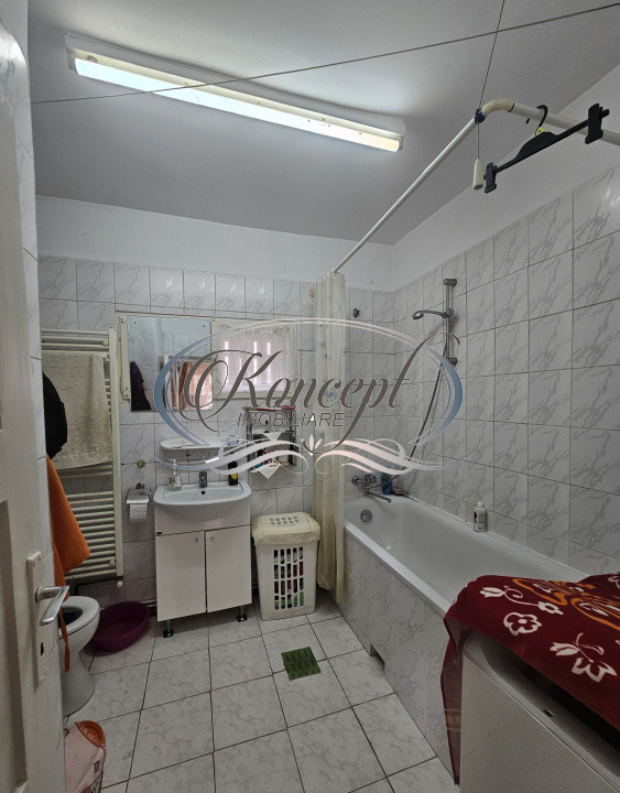 Casa solida cu teren drept si pozitie retrasa