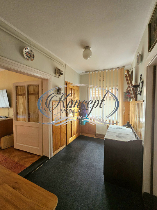 Casa solida cu teren drept si pozitie retrasa