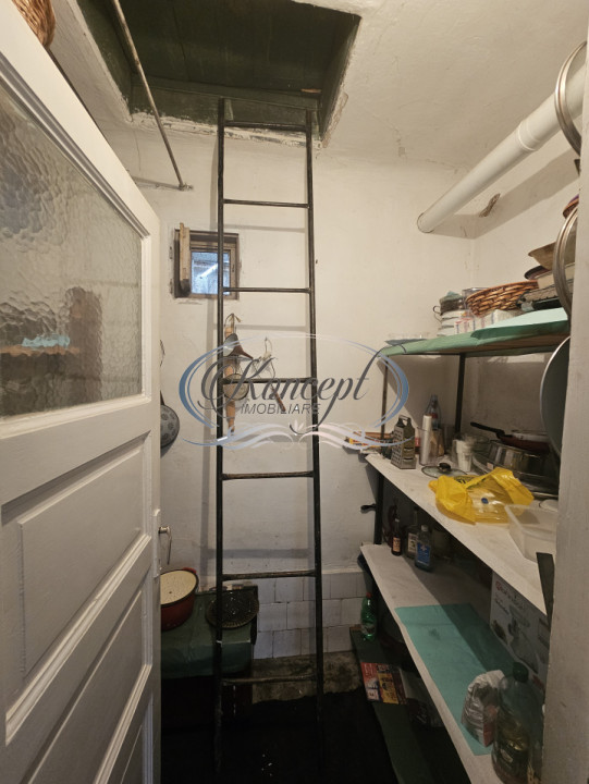 Casa solida cu teren drept si pozitie retrasa