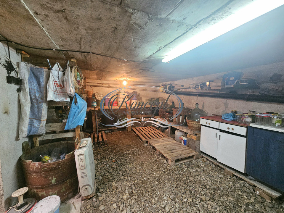 Casa solida cu teren drept si pozitie retrasa