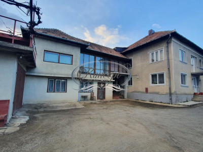 Casa cu 8 camere si teren de 1.669 mp