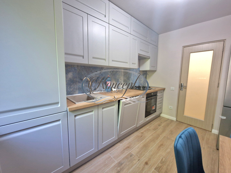 Apartament complet renovat cu garaj in zona Hotel Royal