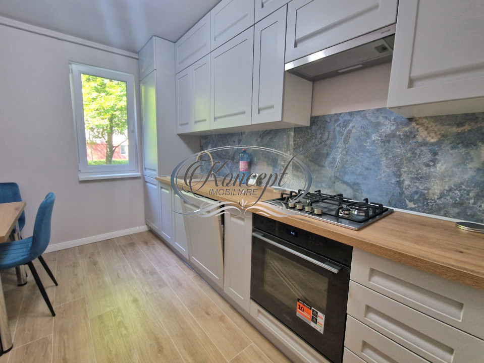 Apartament complet renovat cu garaj in zona Hotel Royal