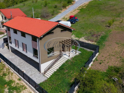 Duplex cu garaj pe strada Oasului