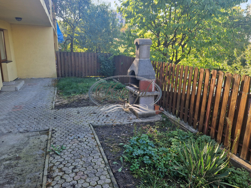 Casa cu 5 camere, garaj si curte in Andrei Muresanu